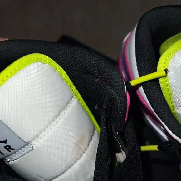 Air Jordan 1 Mid SE “Voltage” - Picture 6 of 6